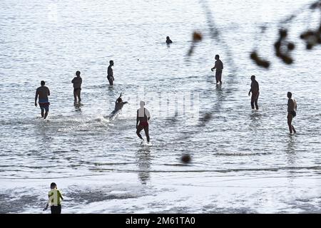 Le peuple de Split a utilisé le premier jour ensoleillé du nouvel an pour un picigin sur la plage de Bacvice à Split, Croatie sur 1 janvier 2023. Picigin est un jeu de balle traditionnel de Split qui se joue sur la plage. Il s'agit d'un sport amateur joué dans l'eau peu profonde, consistant en des joueurs qui gardent une petite balle de toucher l'eau. Banque D'Images