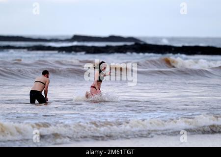 Dunbar, Royaume-Uni. 01st janvier 2023. Nageurs, surfeurs et kayakistes sauvages, jouent dans les vagues déferlantes à Belhaven Bay le dimanche 01 janvier 2023, une augmentation récente de la joie de la natation en eau libre a augmenté la foule sur les livres annuels du jour de l'an, mais ces surfeurs endurcis, ne mouillaient pas pour braver les températures hivernales et les vents off shore. ( Credit: Rob Gray/Alamy Live News Banque D'Images