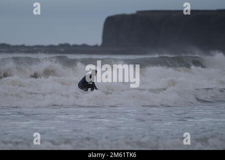 Dunbar, Royaume-Uni. 01st janvier 2023. Nageurs, surfeurs et kayakistes sauvages, jouent dans les vagues déferlantes à Belhaven Bay le dimanche 01 janvier 2023, une augmentation récente de la joie de la natation en eau libre a augmenté la foule sur les livres annuels du jour de l'an, mais ces surfeurs endurcis, ne mouillaient pas pour braver les températures hivernales et les vents off shore. ( Credit: Rob Gray/Alamy Live News Banque D'Images