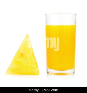 tranche jaune de pastèque et jus jaune de pastèque et isolé sur fond blanc. Banque D'Images