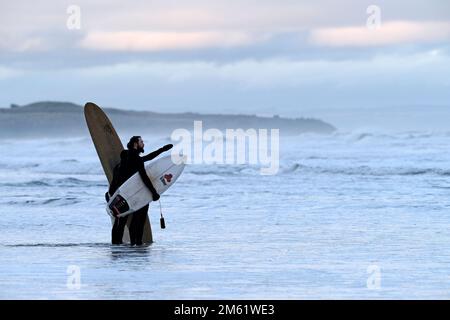 Dunbar, Royaume-Uni. 01st janvier 2023. Nageurs, surfeurs et kayakistes sauvages, jouent dans les vagues déferlantes à Belhaven Bay le dimanche 01 janvier 2023, une augmentation récente de la joie de la natation en eau libre a augmenté la foule sur les livres annuels du jour de l'an, mais ces surfeurs endurcis, ne mouillaient pas pour braver les températures hivernales et les vents off shore. ( Credit: Rob Gray/Alamy Live News Banque D'Images