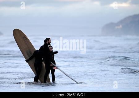 Dunbar, Royaume-Uni. 01st janvier 2023. Nageurs, surfeurs et kayakistes sauvages, jouent dans les vagues déferlantes à Belhaven Bay le dimanche 01 janvier 2023, une augmentation récente de la joie de la natation en eau libre a augmenté la foule sur les livres annuels du jour de l'an, mais ces surfeurs endurcis, ne mouillaient pas pour braver les températures hivernales et les vents off shore. ( Credit: Rob Gray/Alamy Live News Banque D'Images