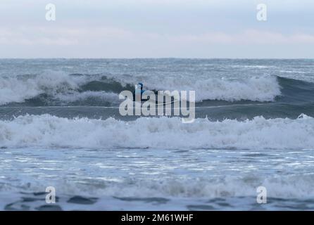 Dunbar, Royaume-Uni. 01st janvier 2023. Nageurs, surfeurs et kayakistes sauvages, jouent dans les vagues déferlantes à Belhaven Bay le dimanche 01 janvier 2023, une augmentation récente de la joie de la natation en eau libre a augmenté la foule sur les livres annuels du jour de l'an, mais ces surfeurs endurcis, ne mouillaient pas pour braver les températures hivernales et les vents off shore. ( Credit: Rob Gray/Alamy Live News Banque D'Images