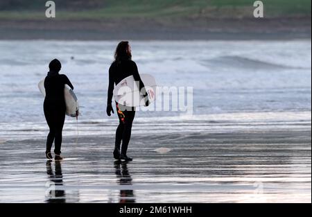 Dunbar, Royaume-Uni. 01st janvier 2023. Nageurs, surfeurs et kayakistes sauvages, jouent dans les vagues déferlantes à Belhaven Bay le dimanche 01 janvier 2023, une augmentation récente de la joie de la natation en eau libre a augmenté la foule sur les livres annuels du jour de l'an, mais ces surfeurs endurcis, ne mouillaient pas pour braver les températures hivernales et les vents off shore. ( Credit: Rob Gray/Alamy Live News Banque D'Images