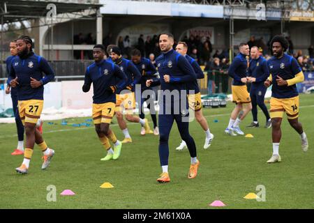 Sutton, Royaume-Uni. 01st janvier 2023. Les joueurs de Sutton United se réchauffent avant de commencer le match de la EFL Sky Bet League 2 entre Sutton United et AFC Wimbledon au stade communautaire VBS, Gander Green Lane, Sutton, Angleterre, le 1 janvier 2023. Photo de Carlton Myrie. Utilisation éditoriale uniquement, licence requise pour une utilisation commerciale. Aucune utilisation dans les Paris, les jeux ou les publications d'un seul club/ligue/joueur. Crédit : UK Sports pics Ltd/Alay Live News Banque D'Images