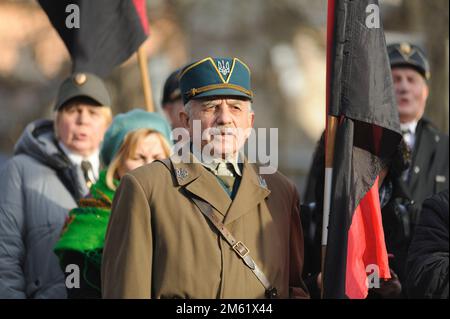 Lviv, Ukraine. 01st janvier 2023. Un homme portant un uniforme de l'armée insurgente ukrainienne est vu se rassembler au monument au chef de l'Organisation des nationalistes ukrainiens (OUN) Stepan Bandera pendant la célébration de son anniversaire de 114th, dans le cadre de l'invasion russe de l'Ukraine. Crédit : SOPA Images Limited/Alamy Live News Banque D'Images