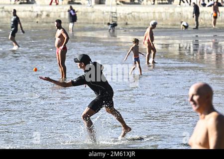Le peuple de Split a utilisé le premier jour ensoleillé du nouvel an pour un picigin sur la plage de Bacvice à Split, Croatie sur 1 janvier 2023. Picigin est un jeu de balle traditionnel de Split qui se joue sur la plage. Il s'agit d'un sport amateur joué dans l'eau peu profonde, consistant en des joueurs qui gardent une petite balle de toucher l'eau. Banque D'Images