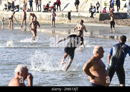 Le peuple de Split a utilisé le premier jour ensoleillé du nouvel an pour un picigin sur la plage de Bacvice à Split, Croatie sur 1 janvier 2023. Picigin est un jeu de balle traditionnel de Split qui se joue sur la plage. Il s'agit d'un sport amateur joué dans l'eau peu profonde, consistant en des joueurs qui gardent une petite balle de toucher l'eau. Banque D'Images