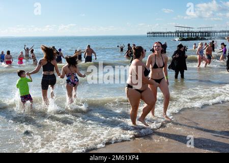 Brooklyn, NY, États-Unis. 1st janvier 2023. Des milliers de baigneurs et de spectateurs se sont présentés lors d'un nouvel an ensoleillé et chaud pour le Polar Bear Plunge annuel à Coney Island, parrainé par l'Alliance pour Coney Island. Credit: Ed Lefkowicz/Alay Live News Banque D'Images