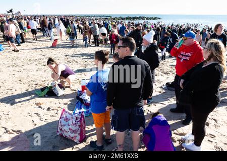 Brooklyn, NY, États-Unis. 1st janvier 2023. Des milliers de baigneurs et de spectateurs se sont présentés lors d'un nouvel an ensoleillé et chaud pour le Polar Bear Plunge annuel à Coney Island, parrainé par l'Alliance pour Coney Island. La foule numérod dans les milliers. Credit: Ed Lefkowicz/Alay Live News Banque D'Images