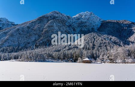 Un matin d'hiver ensoleillé avec neige et glace lac Dobbiaco, province de Bolzano, Trentin-Haut-Adige, Italie. Banque D'Images