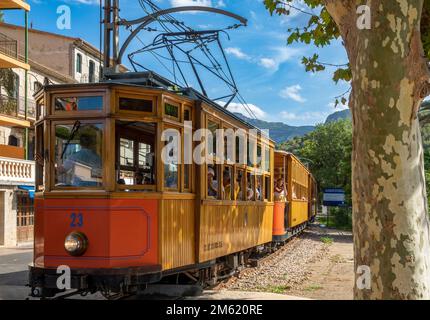 Soller, Espagne; août-27, 2022: Train populaire de Soller à Majorque (Espagne), en passant par le port de Soller plein de personnes lors d'une journée ensoleillée d'été Banque D'Images