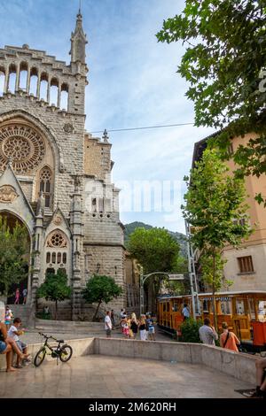 Soller, Espagne; août-27, 2022: Train populaire de Soller à Majorque (Espagne), en passant par le centre-ville plein de gens, restaurants et monuments Banque D'Images