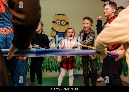 Ivano-Frankivsk, Ukraine 22 décembre 2021: Fête du nouvel an pour les enfants de la maternelle, célébration avec des animateurs. Banque D'Images