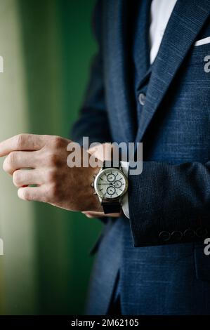 Matin du marié, le marié prépare la cérémonie de mariage, s'habille dans un costume et une montre sur sa main, lieu d'écriture et copie s. Banque D'Images