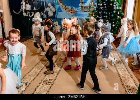 Ivano-Frankivsk, Ukraine 22 décembre 2021: Nouvelle année de vacances pour les enfants en maternelle, jardins d'enfants d'Ukraine. Banque D'Images