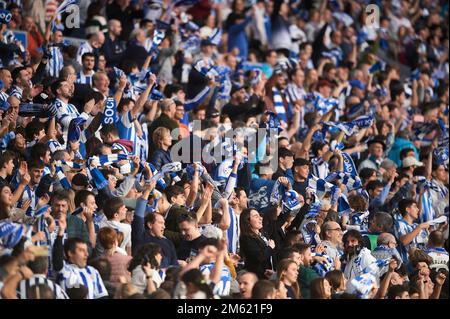 Les spectateurs célèbrent le but lors du match de la Ligue Santander entre Real Sociedad CF et CA Osasuna au stade Reale Arena de 31 décembre 2022, i Banque D'Images