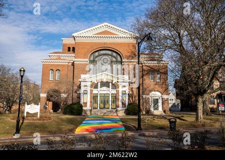 Hartford, CT - Etats-Unis - 28 décembre 2022 vue panoramique de la grande église congrégationnelle Immanuel rouge emblématique, qui fait partie de l'Église unie du Christ. Banque D'Images