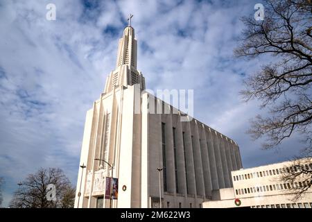 Hartford, CT - USA - 28 décembre 2022 vue de la cathédrale en béton et en calcaire de Saint Joseph, siège de l'archidiocèse de Hartford. Conçu en t Banque D'Images