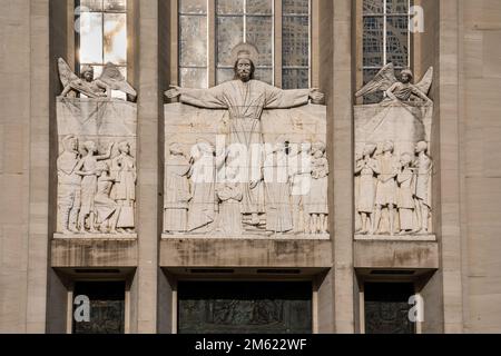 Hartford, CT - Etats-Unis - 28 décembre 2022 vue rapprochée du paysage de la grande frise de relief du bas au-dessus de l'entrée principale de la cathédrale Saint-Joseph. Banque D'Images