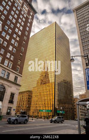 Hartford, CT - USA - 28 décembre 2022 le coucher de soleil reflétant l'or de l'éminent gratte-ciel résidentiel moderne du milieu du siècle, 777 main Street, anciennement k Banque D'Images