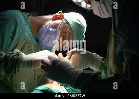 chirurgie de rhinoplastie, défauts dans la forme du nez chez la patiente. Intervention chirurgicale en chirurgie plastique rhinoplastie Banque D'Images