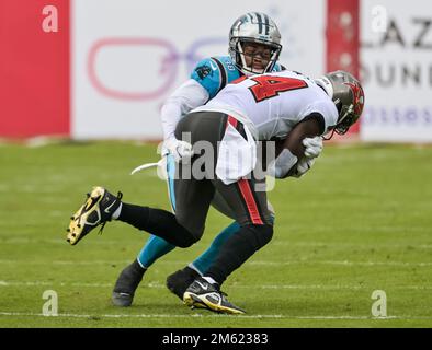 Tampa, États-Unis. 01st janvier 2023. Carolina Panthers Corner back Myles Hartsfield (38) termine le grand receveur Chris Godwin (14) de Tampa Bay Buccaneers pendant la première moitié au stade Raymond James à Tampa, en Floride, dimanche, 1 janvier 2023. Photo de Steve Nesius/UPI crédit: UPI/Alamy Live News Banque D'Images