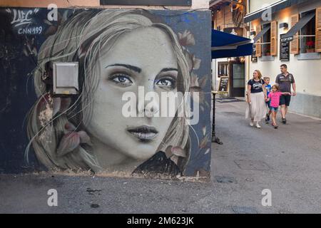 Détail d'une murale de l'artiste de rue Laetitia Cefali représentant le portrait d'une fille sur un mur dans la rue des Moulins, Chamonix, Rhône-Alpes, France Banque D'Images