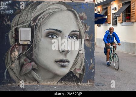 Détail d'une murale de l'artiste de rue Laetitia Cefali représentant le portrait d'une fille sur un mur dans la rue des Moulins, Chamonix, Rhône-Alpes, France Banque D'Images