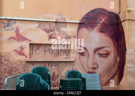 Détail d'une murale de l'artiste de rue Laetitia Cefali représentant le portrait d'une fille sur un mur dans la rue des Moulins, Chamonix, Rhône-Alpes, France Banque D'Images