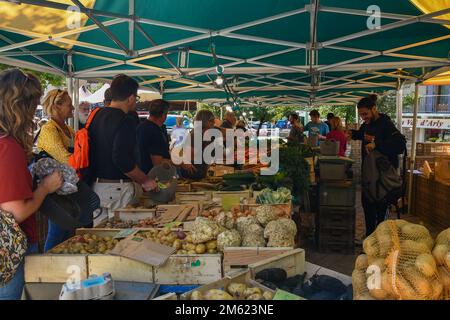 Les locaux et les touristes font du shopping dans une station de fruits et légumes du marché de Chamonix en été, haute Savoie, France Banque D'Images