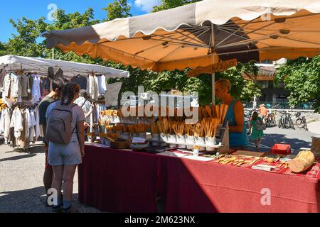 Outils en bois faits à la main en vente sur le marché de la rue de Chamonix en été, haute Savoie, France Banque D'Images