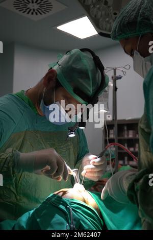 chirurgie de rhinoplastie, défauts dans la forme du nez chez la patiente. Intervention chirurgicale en chirurgie plastique rhinoplastie Banque D'Images