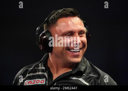 Gerwyn Price peut être vu porter des défenseurs de l'oreille lors de son match contre Gabriel Clemens le quatorze jour du Championnat du monde des fléchettes de Cazoo à Alexandra Palace, Londres. Date de la photo: Dimanche 1 janvier 2023. Banque D'Images