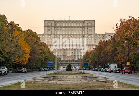 Une photo du Palais du Parlement au lever du soleil à l'automne, vu du boulevard Union. Banque D'Images
