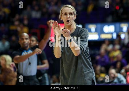 Bâton Rouge, LA, États-Unis. 1st janvier 2023. L'entraîneur en chef de Vanderbilt Shea Ralph encourage son équipe lors de l'action de basketball féminin NCAA entre le Vanderbilt Commodores et les Tigres LSU au Pete Maravich Assembly Center à Baton Rouge, LA. Jonathan Mailhes/CSM/Alamy Live News Banque D'Images