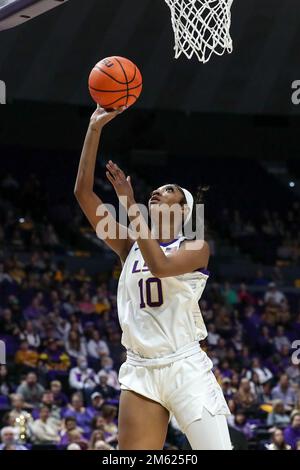 Bâton Rouge, LA, États-Unis. 1st janvier 2023. Angel Reese de LSU (10) va pour un tir lors de l'action de basket-ball des femmes NCAA entre le Vanderbilt Commodores et les Tigres LSU au Pete Maravich Assembly Center à Baton Rouge, LA. Jonathan Mailhes/CSM/Alamy Live News Banque D'Images