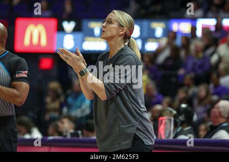 Bâton Rouge, LA, États-Unis. 1st janvier 2023. L'entraîneur en chef de Vanderbilt Shea Ralph encourage son équipe lors de l'action de basketball féminin NCAA entre le Vanderbilt Commodores et les Tigres LSU au Pete Maravich Assembly Center à Baton Rouge, LA. Jonathan Mailhes/CSM/Alamy Live News Banque D'Images