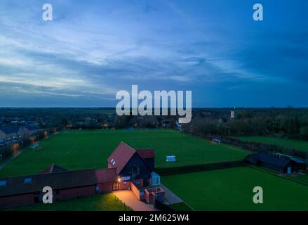 Une vue aérienne à l'aube sur le terrain de jeu King George V à Haughley, Suffolk, Royaume-Uni Banque D'Images