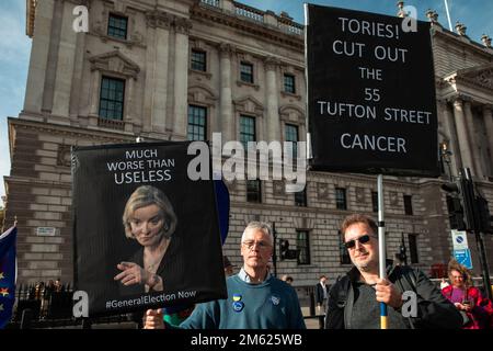 Londres, Royaume-Uni. 19 octobre 2022. Les militants anti-Brexit de la SODEM (mouvement européen du Stand of Defiance) protestent dans la rue du Parlement contre le Brexit et l'actuel gouvernement conservateur. Crédit : Mark Kerrison/Alamy Live News Banque D'Images