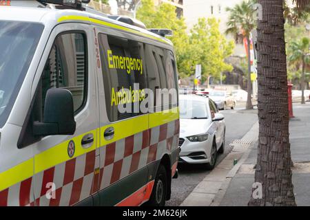 Ambulance d'urgence et police sont arrivés dans un immeuble pour assister à une urgence sanitaire Banque D'Images