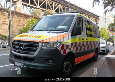 Ambulance d'urgence et police sont arrivés dans un immeuble pour assister à une urgence sanitaire Banque D'Images