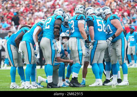 Tampa Bay, Floride, États-Unis, 1 janvier 2023, Les joueurs de Carolina Panthers se caucus au cours du premier trimestre au stade Raymond James. (Crédit photo: Marty Jean-Louis) crédit: Marty Jean-Louis/Alamy Live News Banque D'Images