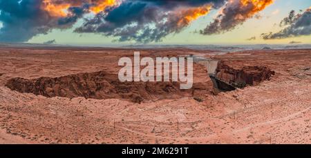 Vue aérienne du Grand Canyon en amont du Colorado River Glen Canyon Dam en Arizona Banque D'Images