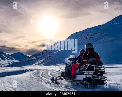 Motoneige sur une piste dans les alpes italiennes Banque D'Images