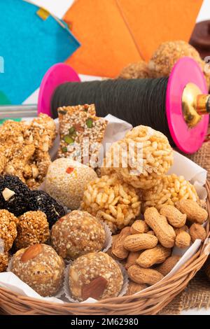 Tilgul, Til Mithai, Gajak, Chikki, Tilkut, Patang, Firki et Peanuts. Festival de la moisson Makar Sankranti, Lohri, Uttarayan, Banque D'Images