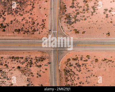 Image panoramique d'une route solitaire, apparemment sans fin dans le désert de l'Arizona du Sud. Banque D'Images