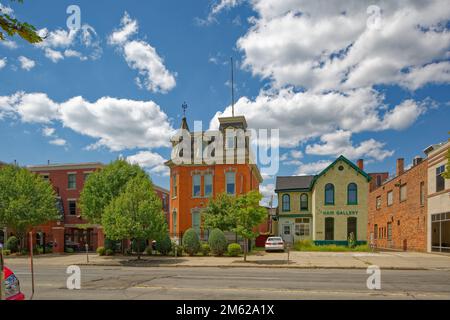 Le 862 main Street est un bâtiment de trois étages en brique rouge avec un toit en mansarde, situé sur une base en pierre rustiquée. L'utilisation actuelle est inconnue. Banque D'Images