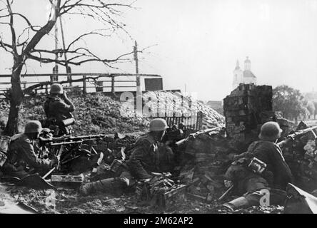 Position d'infanterie allemande avec MITRAILLEUSE MG-34 près de l'église pendant la bataille pour la ville de Velikie Luki dans le nord de la Russie pendant l'opération Barbarossa, l'invasion nazie de l'Union soviétique. Banque D'Images