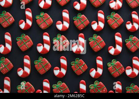 Biscuits de Noël faits main au pain d'épice recouverts de glaçage multicolore. Banque D'Images